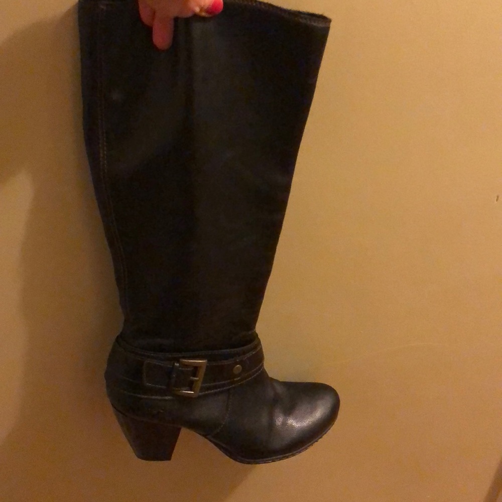 Black b.o.c. boots. knee high inside zip